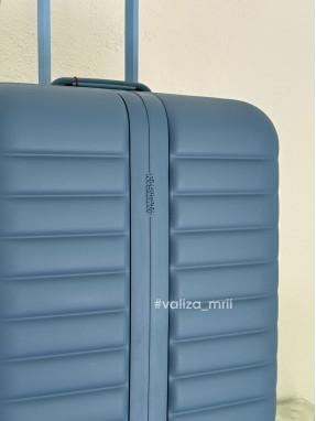 Валіза American Tourister Neovibe - середній розмір - синій