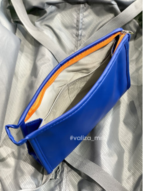 Яскрава косметичка – синій