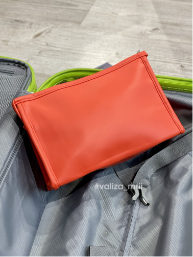 Яркая косметичка - красный