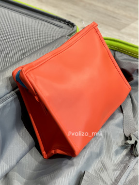 Яркая косметичка - красный