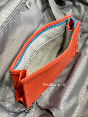 Яркая косметичка - красный