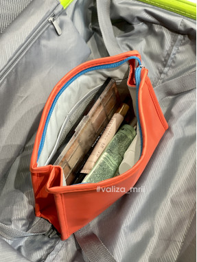 Яркая косметичка - красный