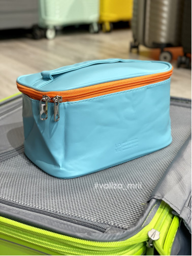 Об'ємна яскрава косметичка – блакитна