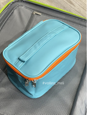 Об'ємна яскрава косметичка – блакитна