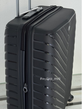 Валіза з поліпропілену - середній розмір - V&V Travel 8025 - чорний