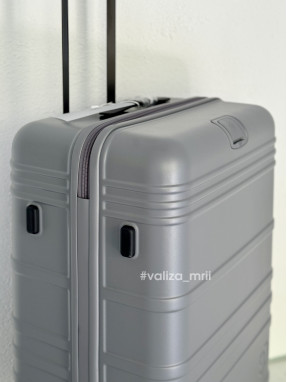 Валіза з полікарбонату - середній розмір - V&V Travel 8030 - срібний