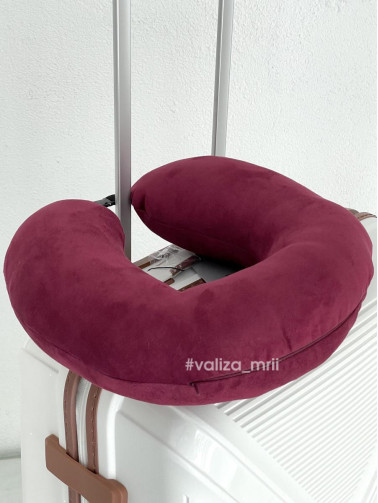 Велюровая дорожная подушка - бордо